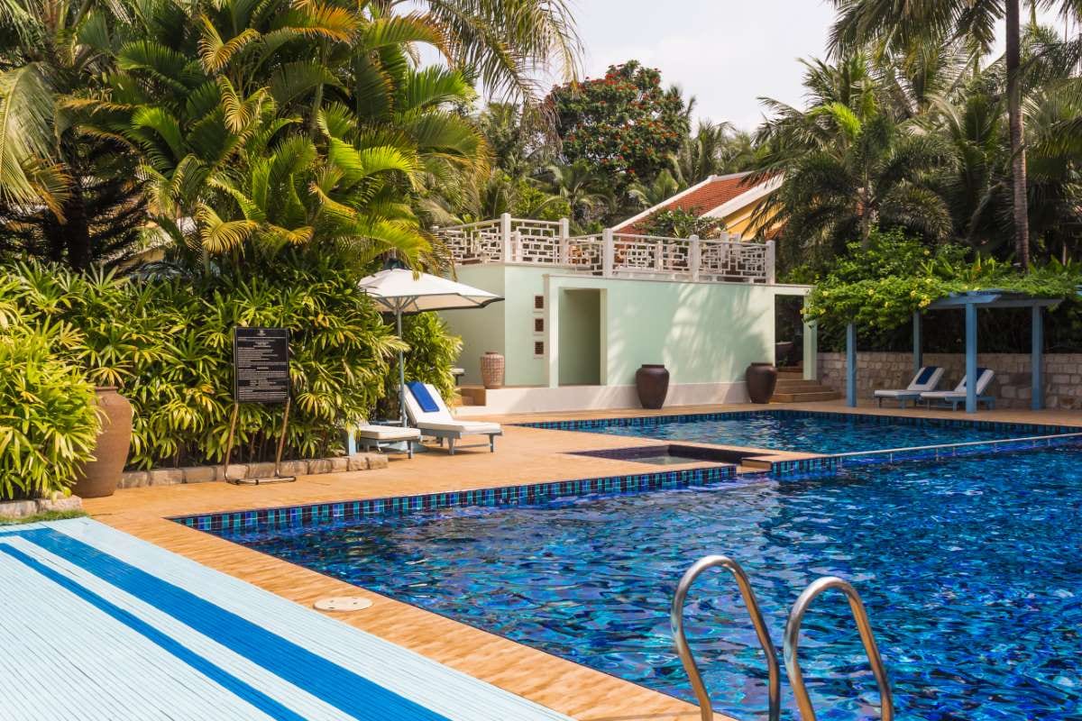 How Sacramento County’s Weather Patterns Affect Pool Care — pool service business insights