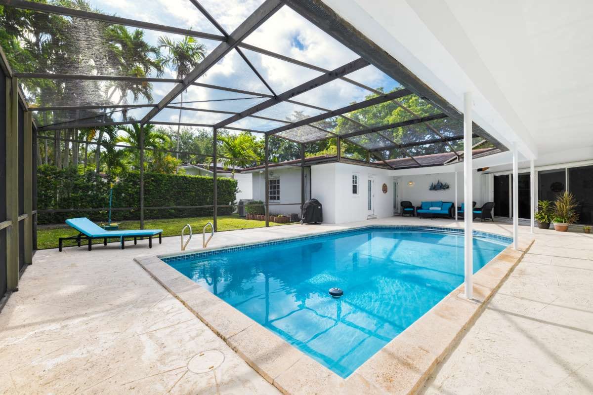 The Entrepreneur’s Guide to Low-Risk Service-Based Startups — pool service business insights