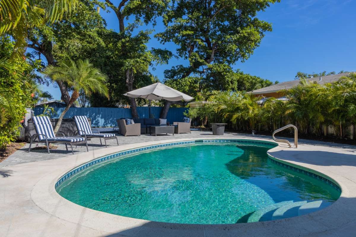 Why Pool Service Businesses Thrive in Warm-Weather Markets — pool service business insights